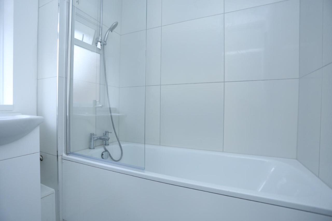 Abbeywood Station House London Apartment Exterior photo